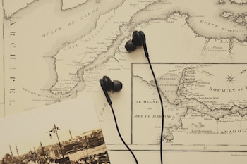 Cómo limpiar unos audífonos correctamente. Conoce los mejores trucos. Créditos: Pexels.