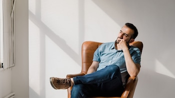 Un hombre reflexionando y hablanco consigo mismo (Canva)