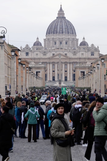 Gente camina el día de