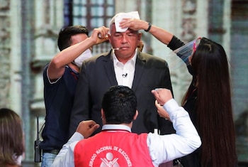 El candidato presidencial peruano Alberto Beingolea, del Partido Popular Cristiano, recibe asistencia mientras participa en un debate de candidatos presidenciales, en Lima, Perú. 29 de marzo de 2021. REUTERS/Sebastián Castañeda/Pool