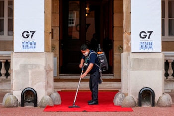 Un trabajador limpia la entrada