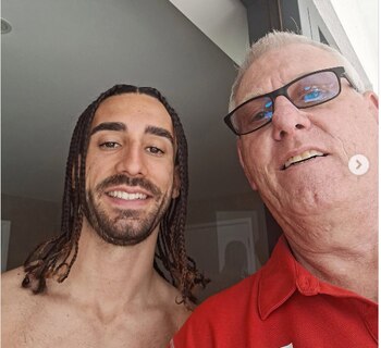 Marc Cucurella con un cartero de Horsham (imagen de Instagram)