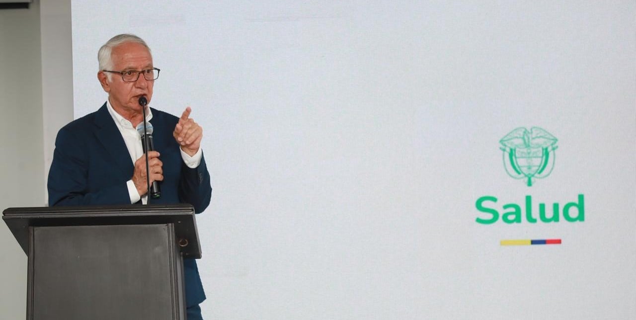 El aumento del presupuesto en salud contrasta con la deuda de las EPS, mientras el sistema enfrenta tensiones financieras, denuncias de irregularidades y una transición hacia un modelo con mayor intervención estatal - crédito @MinSaludCol/X