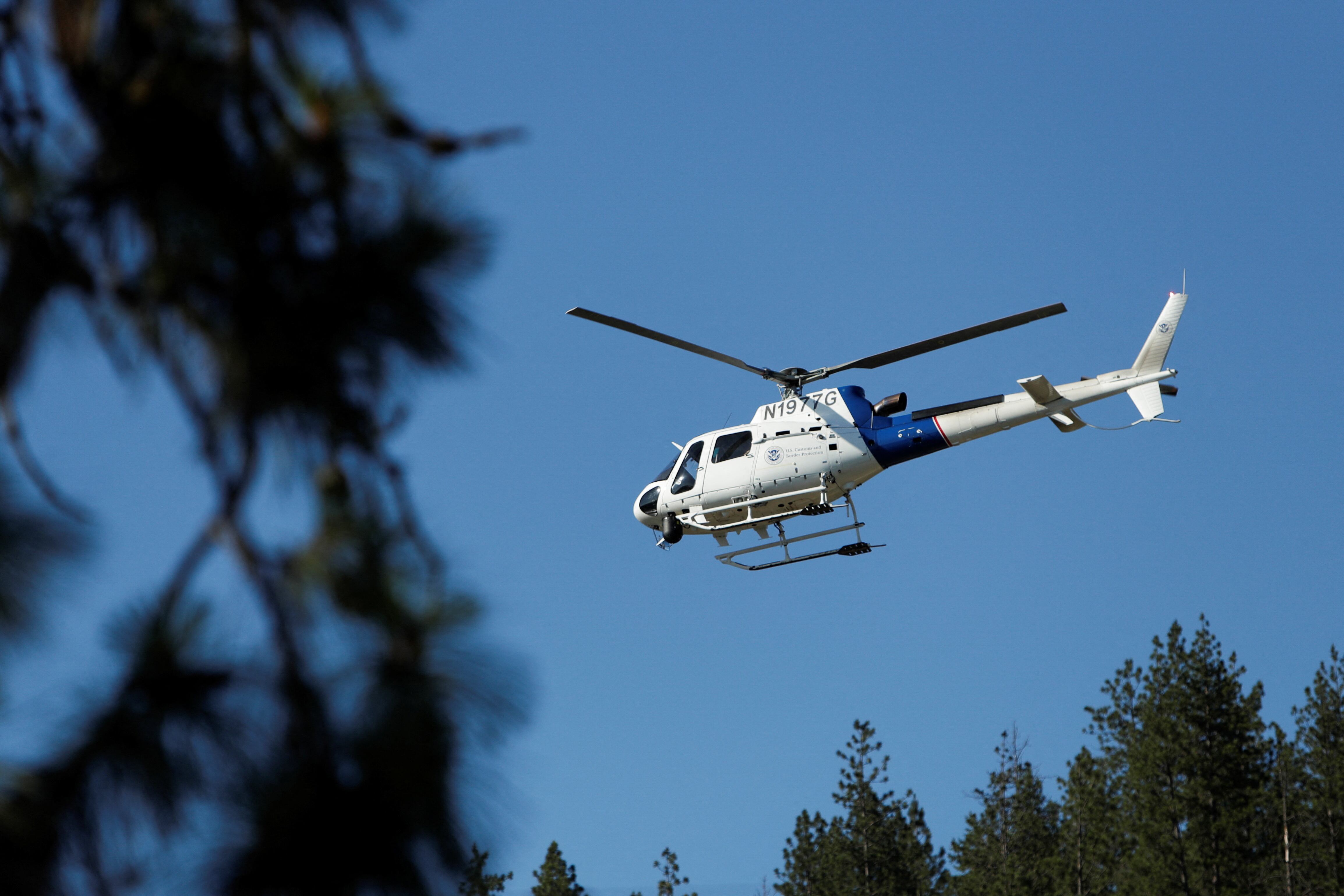 Un helicóptero de Aduanas y Protección Fronteriza de Estados Unidos despega del parque Cherry Hill después de que varios bomberos fueran atacados cuando respondían a un incendio en el área de Canfield Mountain, a las afueras de Coeur d