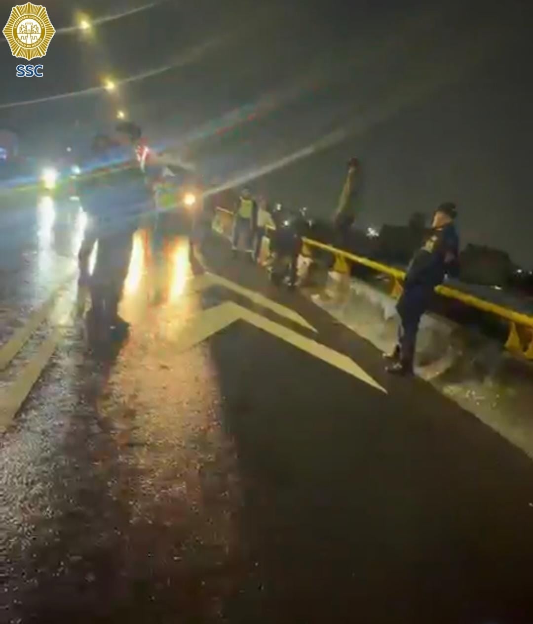 Una alerta del C2 Centro movilizó a los agentes de la SSC hacia un puente de la colonia Atlampa, donde un joven se encontraba en situación de riesgo. Crédito: Especial