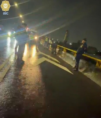 Una alerta del C2 Centro movilizó a los agentes de la SSC hacia un puente de la colonia Atlampa, donde un joven se encontraba en situación de riesgo. Crédito: Especial