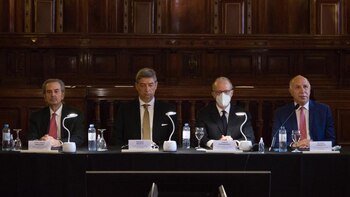 Inizia l'udienza del tribunale pubblico