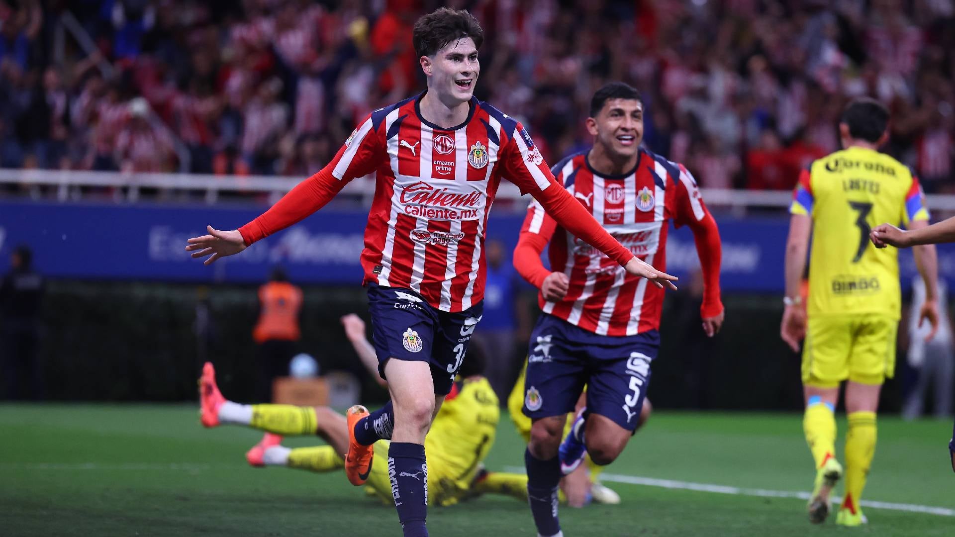 El delantero le dio la victoria al club tapatío con el único tanto del encuentro. (TW Chivas)