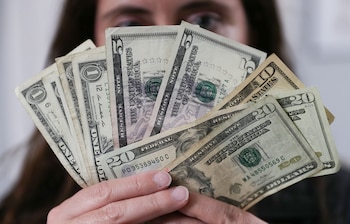 La guerra entre EE. UU. e Irán llevó a que el dólar perdiera fuerza a nivel global y el peso colombiano se vio beneficiado - crédito Luis Torres/EFE