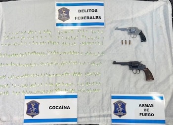 Parte de la droga y dos de las armas secuestradas en los operativos