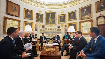 En plena reunión con Gustavo