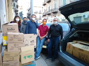 Los voluntarios de "Addiopizzo" distribuyen