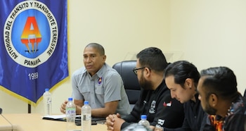 Funcionarios de la Autoridad de Tránsito y Transporte Terrestre se reunieron con un grupo de motociclistas para analizar la realidad del sector. (ATTT)
