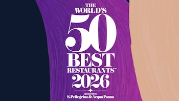 Logotipo de The World’s 50 Best Restaurants 2026 con los patrocinadores S.Pellegrino y Acqua Panna sobre un fondo púrpura y beige