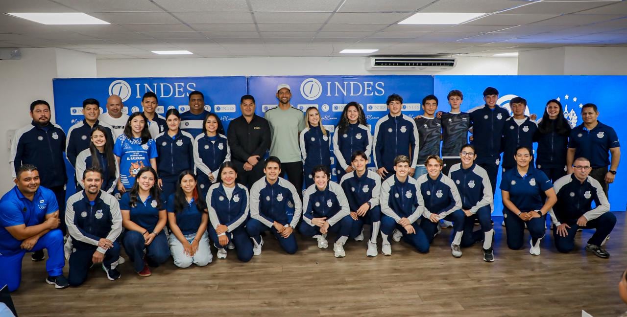 El INDES entregó incentivos económicos a la delegación de El Salvador que compitió en los Juegos Centroamericanos y del Caribe Santo Domingo 2026 y a 10 atletas más./ (Secretaría de Prensa)