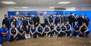 El INDES entregó incentivos económicos a la delegación de El Salvador que compitió en los Juegos Centroamericanos y del Caribe Santo Domingo 2026 y a 10 atletas más./ (Secretaría de Prensa)