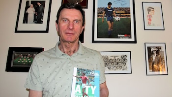 Zmuda y el libro con