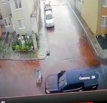 El niño paseaba en su