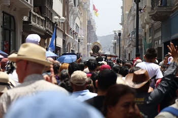 La procesión del Señor de los Milagros partió a las 6:00 de la mañana desde el santuario de Las Nazarenas tras una misa de campaña.