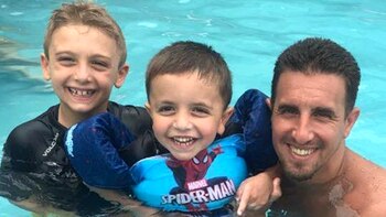 Anthony, en el medio, rodeado