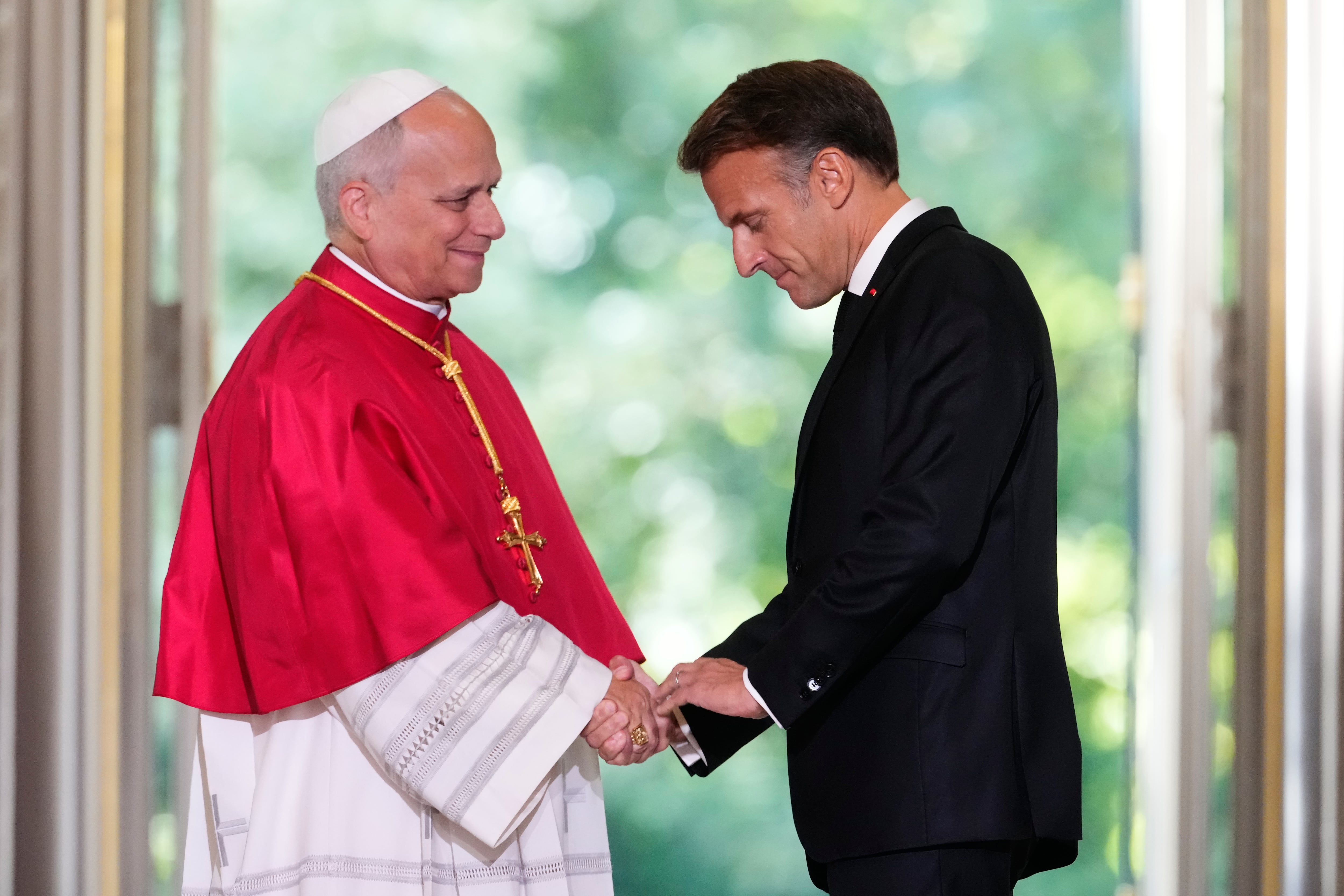 El Papa León XIV, izquierda, y el presidente francés Emmanuel Macron se dan la mano después de una declaración conjunta en el Palacio del Elíseo, el viernes 25 de septiembre de 2026. (Foto AP/Teresa Suarez, Pool)