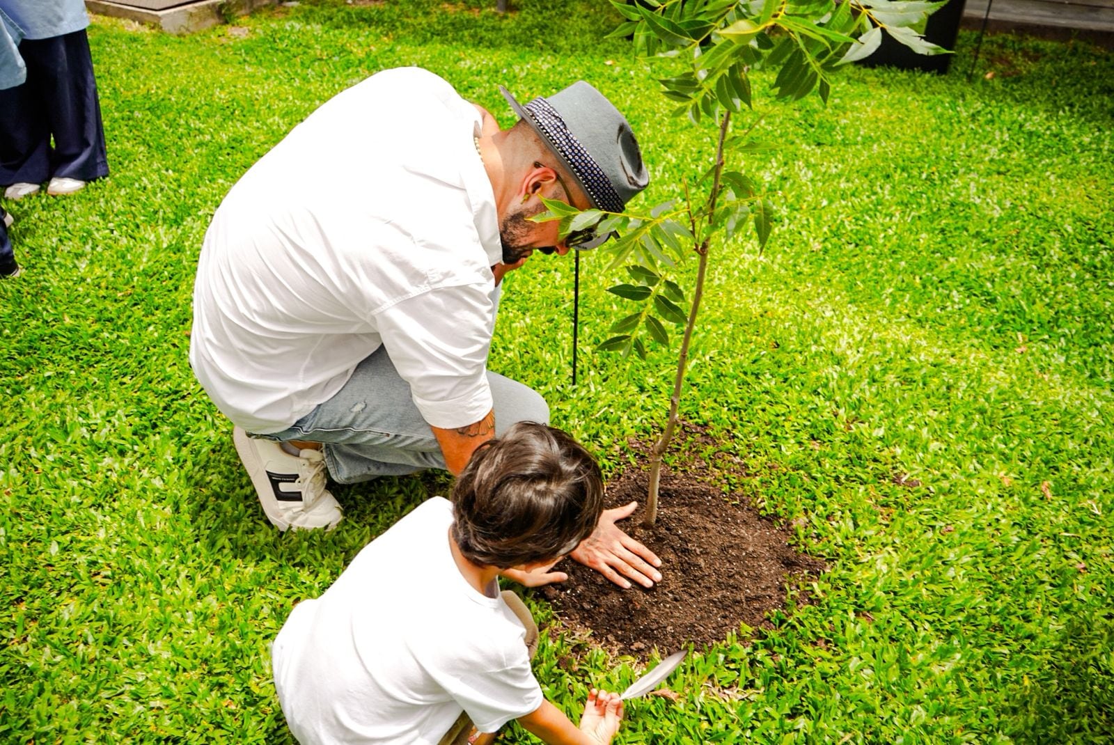 Abel Pintos en el marco de la donación y plantación de 30 árboles de nuez pecán en el Hospital de Niños