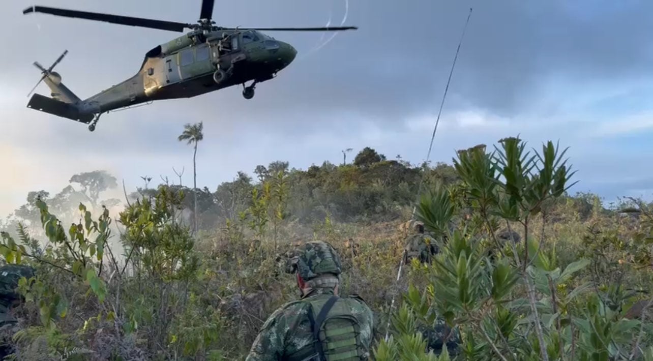 Entre los cuerpos identificados por Medicina Legal figuran tres menores de edad, cuatro mujeres y cinco hombres, mientras un cadáver sigue sin identificar - crédito Ejército Nacional