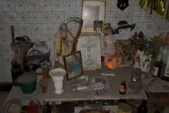 Tres altares relacionados con cultos