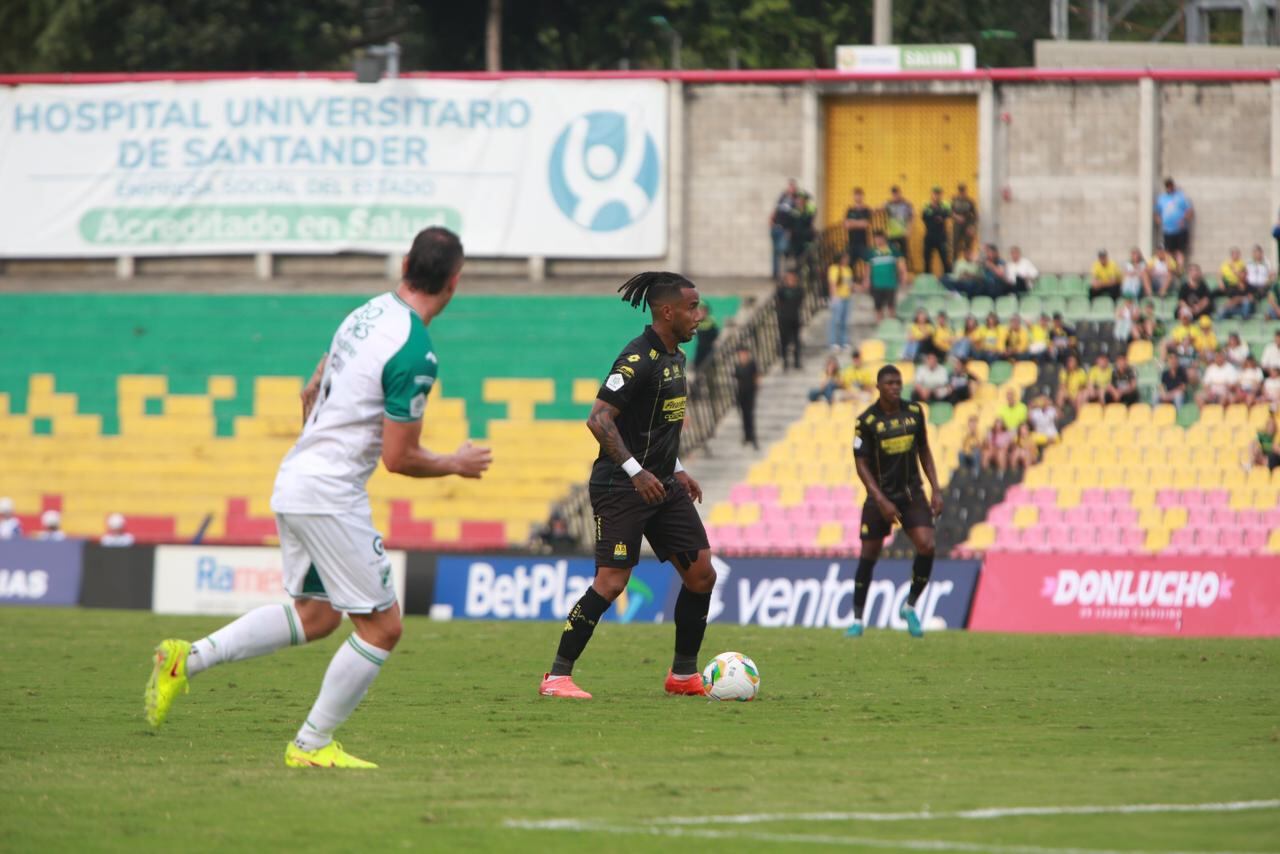 Aldair Gutiérrez, defensor del Bucaramanga que fue expulsado en Copa Sudamericana - crédito Colprensa