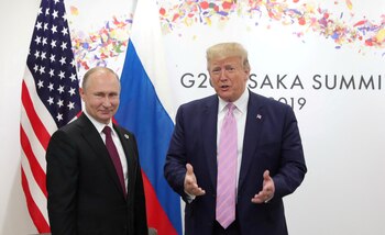 El presidente ruso, Vladimir Putin; junto a Donald Trump en Osaka, Japón, en 2019 (Sputnik/Mikhail Klimentyev/Kremlin via REUTERS)