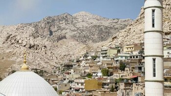 Las casas construidas con cemento están por todas partes en Irak. Pero en la ciudad de Aqrah, en el norte del país, prefieren utilizar piedras, una decisión que trae beneficios en la lucha contra el cambio climático.