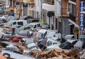 Decenas de coches amontonados, a