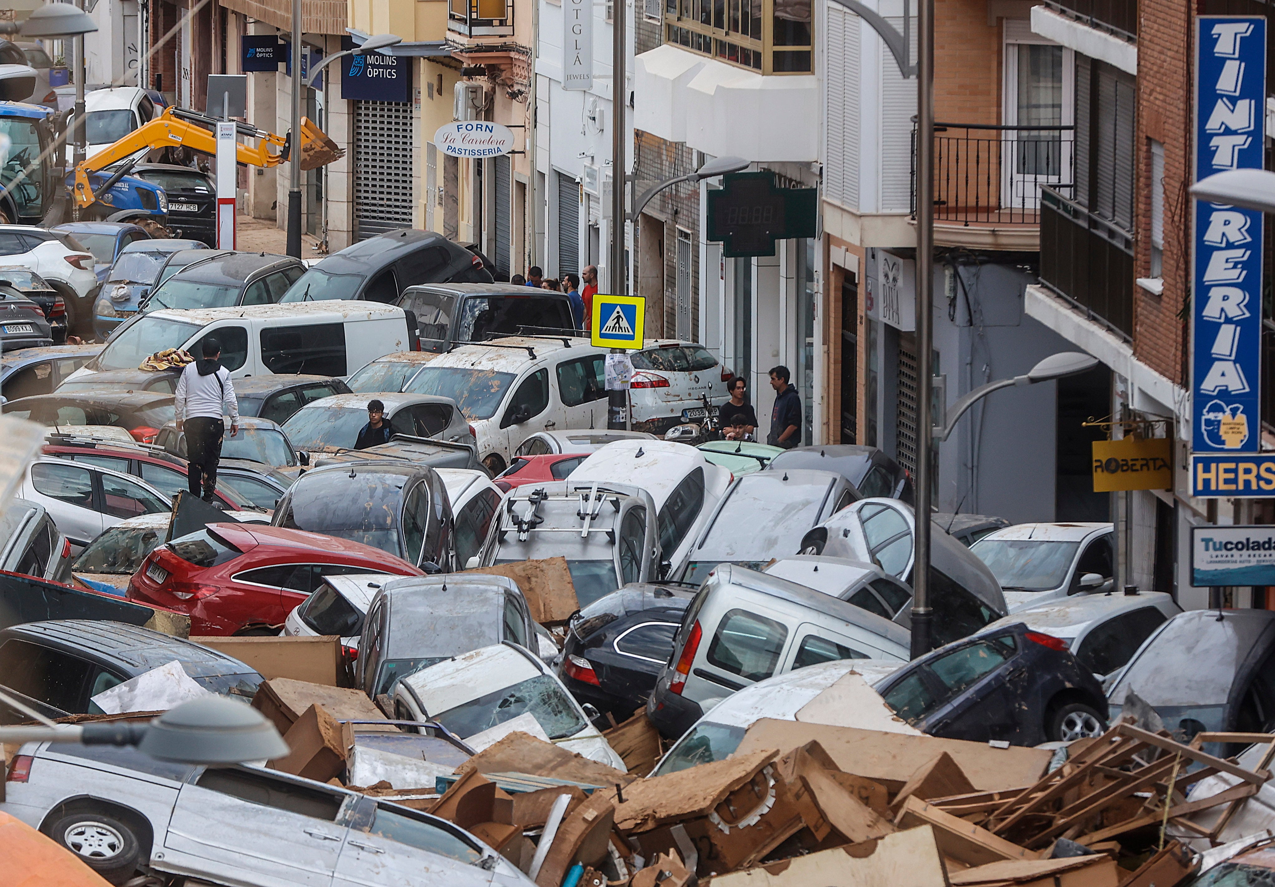 Decenas de coches amontonados en Sedaví, Valencia. (Rober Solsona / Europa Press)