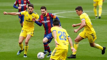 El partido de Messi ante el Cádiz: dos nuevos récords, sutil ejecución en el penal y el “clásico rosarino” que disputó ante el arquero rival