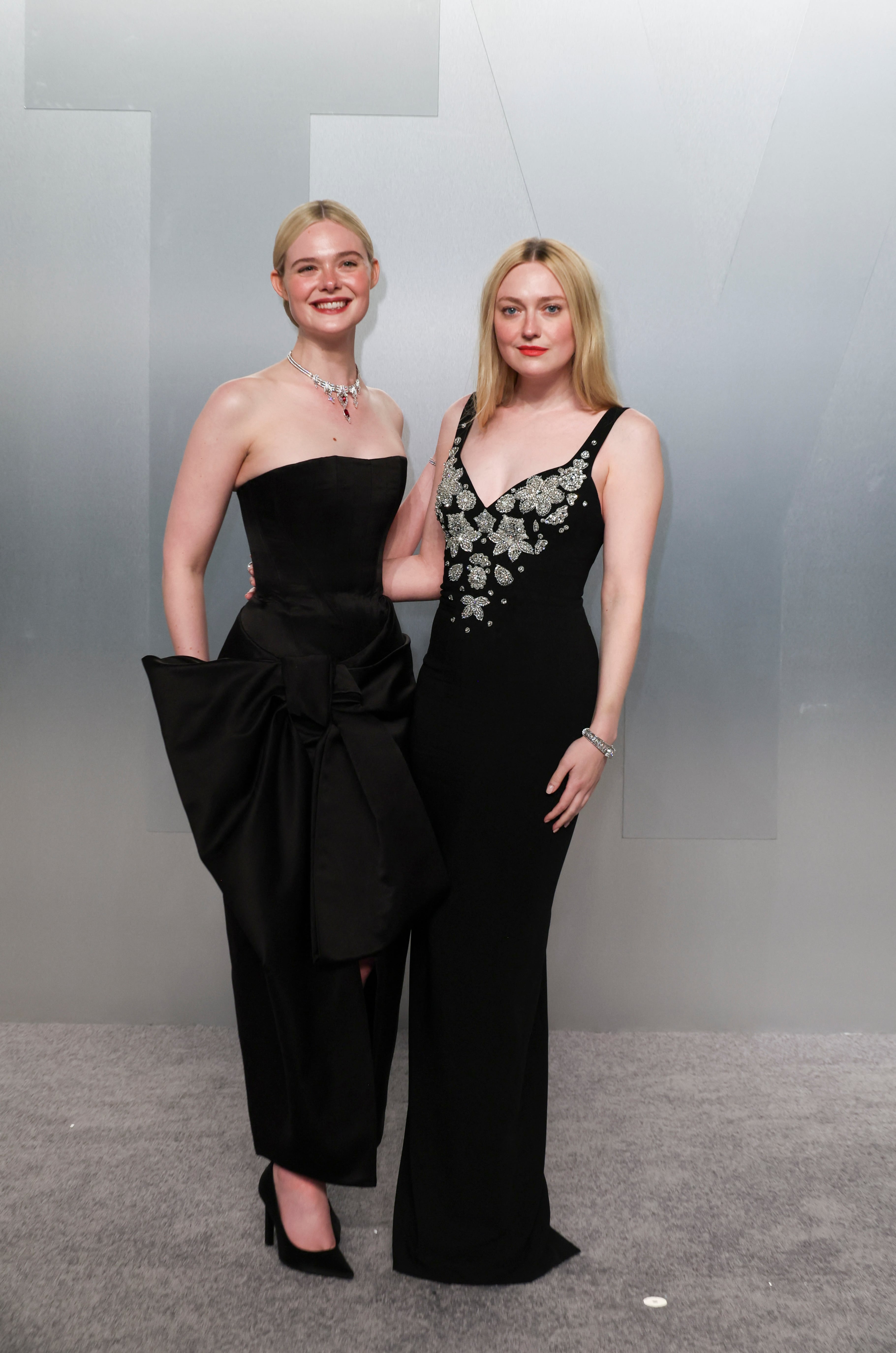 Dakota Fanning terminó The Nightingale junto a Elle Fanning, suma dos nominaciones al Emmy y recibirá con su hermana una doble estrella simultánea en el Paseo de la Fama de Hollywood (REUTERS/Danny Moloshok)