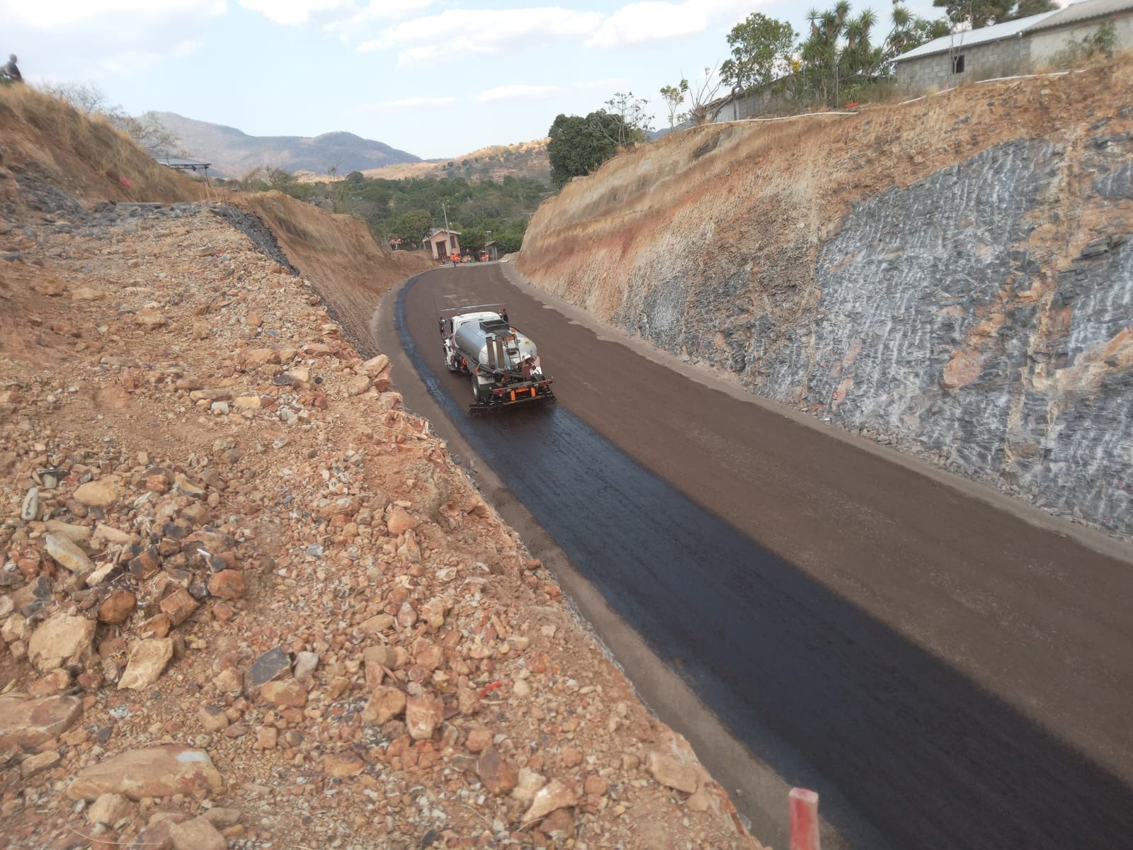 Carpeta asfáltica en carretera desde El Coco hacia frontera con Guatemala. (Foto: FOVIAL)