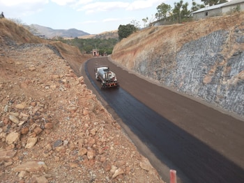 La modernización de la carretera hacia El Coco, Chalchuapa, reducirá hasta una hora el tiempo de traslado hacia Guatemala. (Foto: FOVIAL)