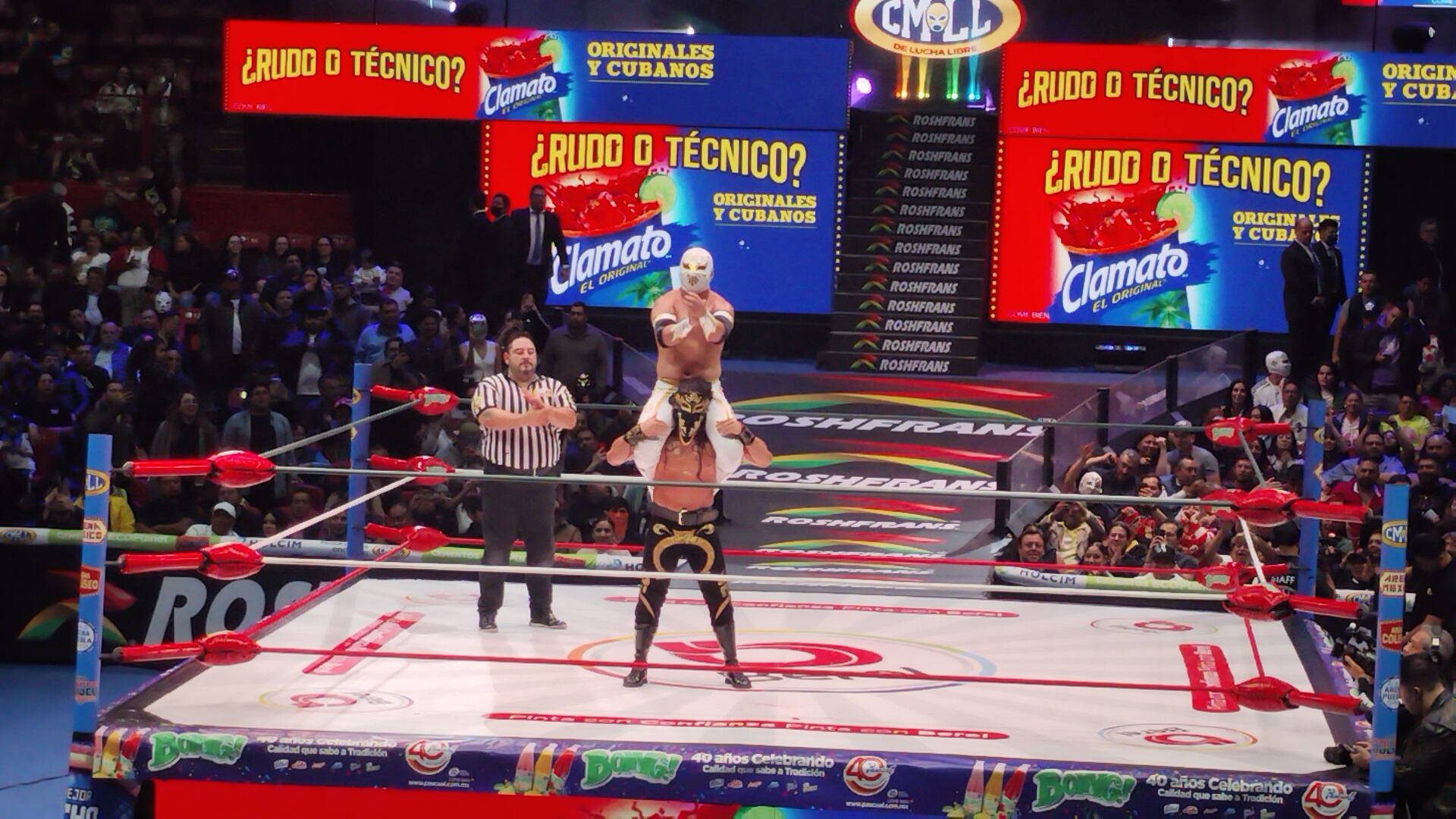 Bandido carga a su ídolo de la infancia tras pelear con él en la Arena México. (Foto: Jesús Flores Beltrán)