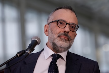 Luigi Carbone, director de Sanidad e Higiene del Vaticano, coordina la asistencia médica del Pontífice durante su permanencia en el centro de salud. (REUTERS/Remo Casilli)