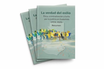 Tres libros con portada verde, el título "La verdad del exilio", un subtítulo sobre Guatemala, y una ilustración abstracta de una multitud de personas.
