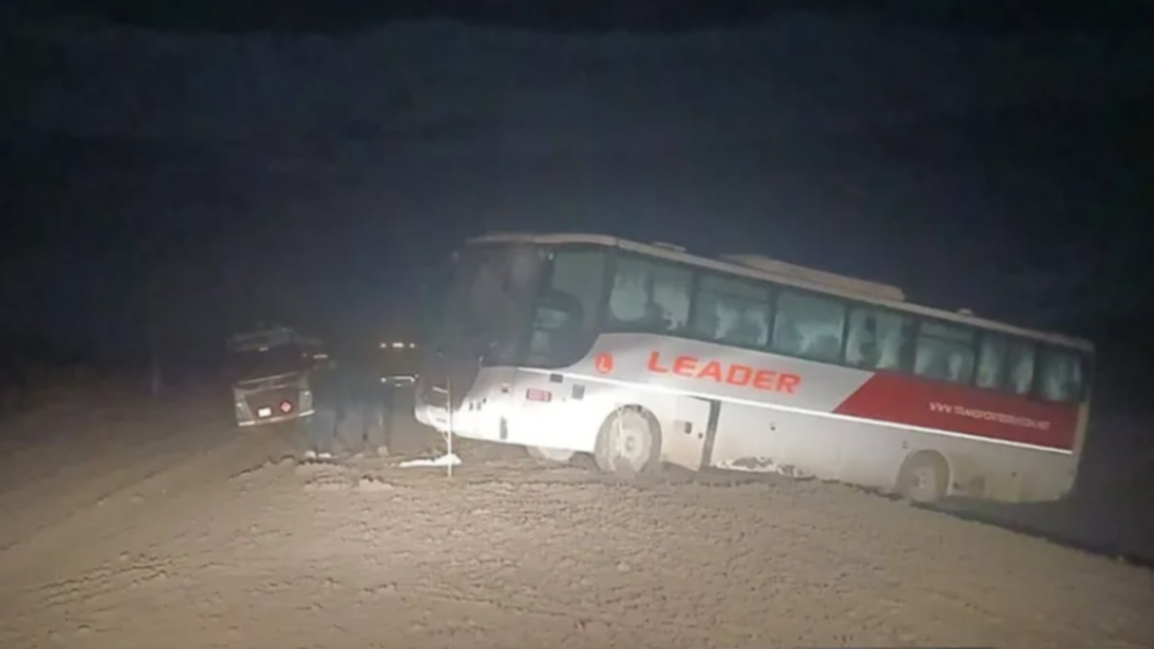 Un colectivo de la empresa Leader quedó colgado en la banquina de la Ruta 6 en Neuquén durante la noche, requiriendo asistencia para su rescate (LM Neuquén)