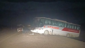 Un colectivo quedó colgado de la banquina en la Ruta 6 en Neuquén: 41 pasajeros estuvieron varados por seis horas