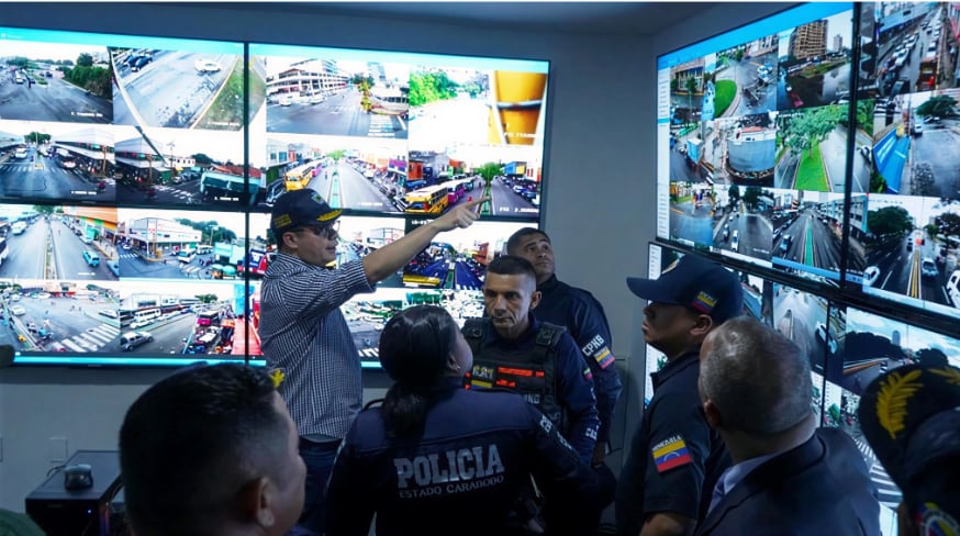 Un grupo de policías en un centro de monitoreo en Venezuela