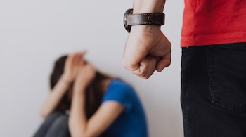 La Sala de Casación Penal precisó que la existencia de una misma relación familiar no impide que varias agresiones sean juzgadas como delitos independientes - crédito Visuales IA