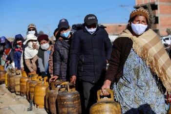 Sin dólares y sin gas.