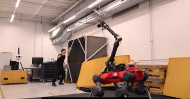 Robot que juega bádminton causa sensación en redes sociales. (Crédito: REUTERS)