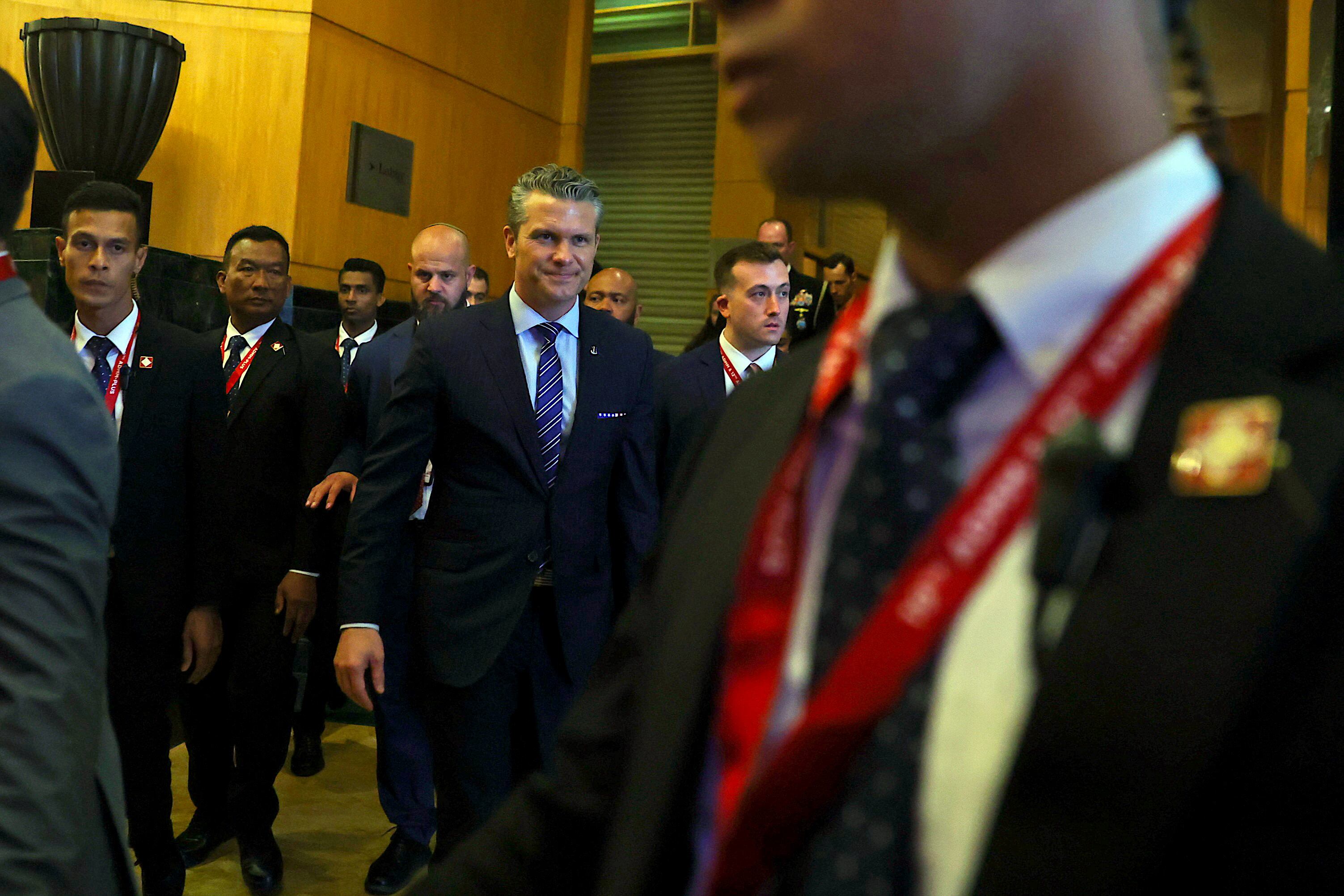 Hegseth dice que a EE.UU le preocupa Taiwán frente a ministro de Defensa chino