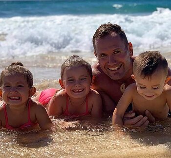 Rowan Baxter con sus tres