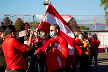 Mauricio Villeda Bermúdez (c), dirigente