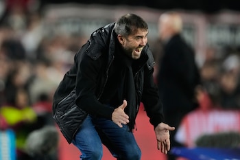 El entrenador Eduardo Coudet, del River Plate argentino, reacciona durante el partido de vuelta de los octavos de final de la Copa Sudamericana contra el Independiente Santa Fe colombiano, disputado en Buenos Aires (Argentina) el miércoles 26 de agosto de 2026. (Foto AP/Gustavo Garello)